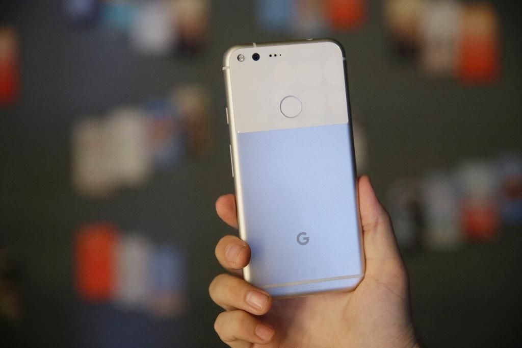 Google Pixel 2 Smartphone With Leaked Design Information