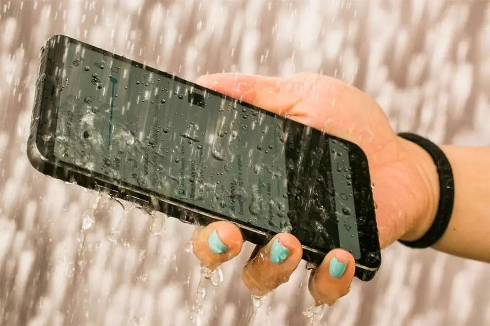 Here Some Of The Best Smartphones To Use With Water Resistance