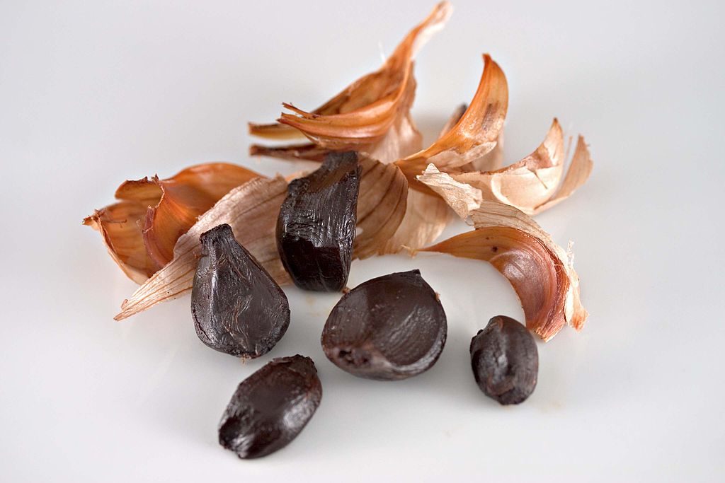 Properties And Benefits Of Black Garlic And How To Use It In Kitchen - ebuddynews
