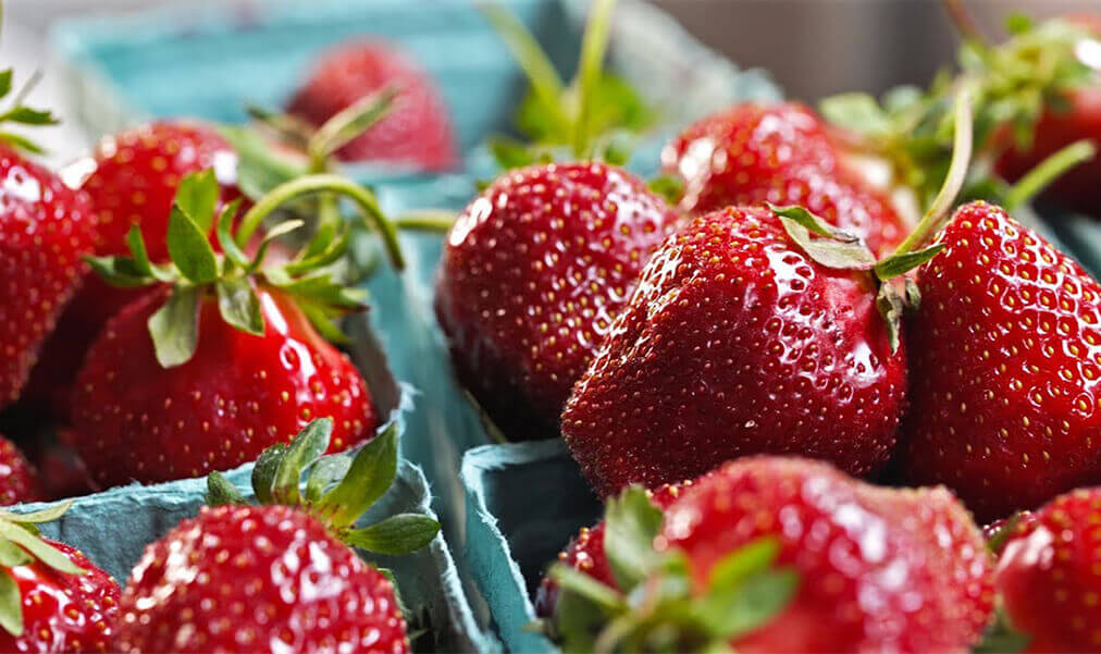 foods high in water content strawberries-ebuddynews